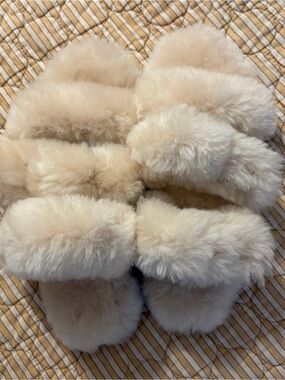 EMU Australia Anthropologie Cozy Plush Sheepskin Slippers in Soft Cream Size 8